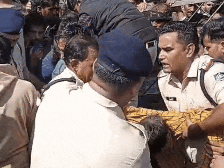 farmers-create-chaos-at-fertiliser-distribution-centre-in-ashoknagar:anger-erupts-after-2-farmers-faint,-office-vandalised;-police-rush-to-control-crowd