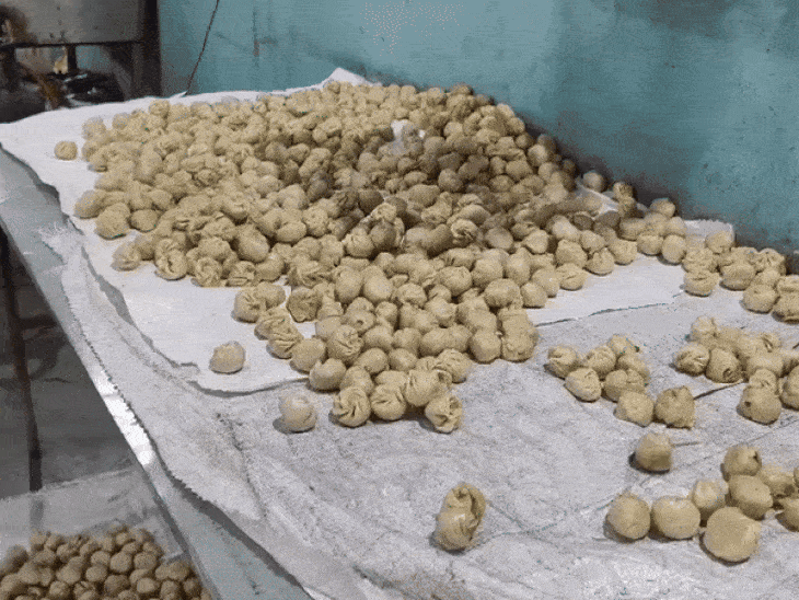 momo-factory-sealed-for-filthy,-unsafe-conditions-in-indore:150-kg-food-seized;-illegal-unit-used-excess-ajinomoto-in-unhygienic-setup,-unsafe-for-kids