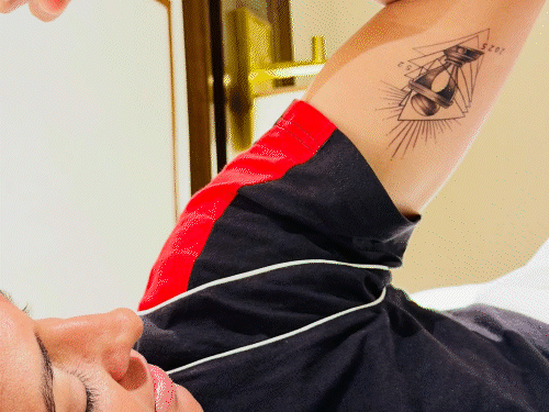 harmanpreet-kaur,-smriti-mandhana-immortalize-world-cup-triumph-with-tattoos:indian-duo-got-trophy-inked-with-‘2025’-text,-women-in-blue-to-meet-pm-modi