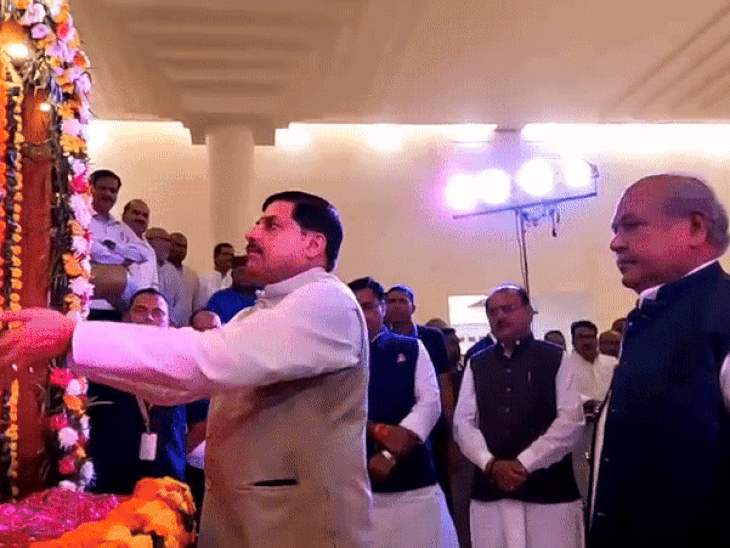 former-cm-arjun-singh’s-birth-anniversary-observed:cm-yadav-offers-floral-tributes;-evening-event-at-ravindra-bhavan
