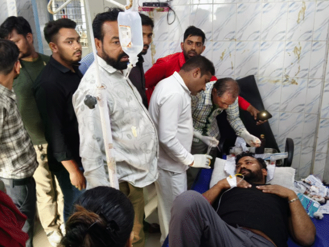 doctor-attacked-brutally-inside-rajgarh-hospital-premises:patient’s-relatives-beat-him-with-sticks,-smash-head-with-stethoscope;-doctor-gets-20-stitches,-staff-halts-work