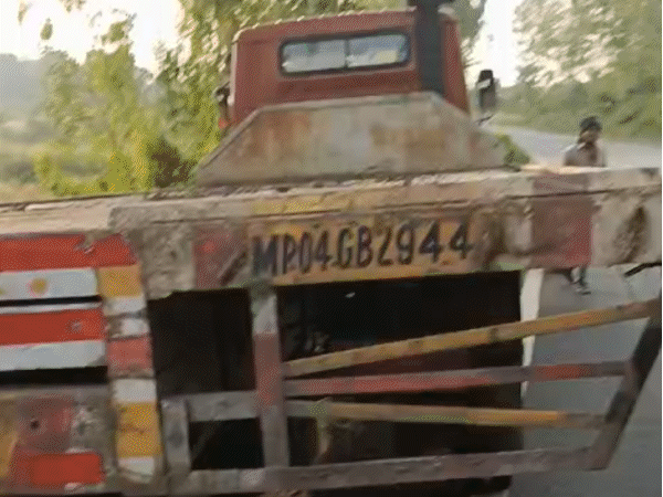 bike-crashes-into-trolley-in-dindori-accident:4-persons-riding-the-same-bike-die-on-spot-as-truck-moves-towards-jabalpur,-driver-flees