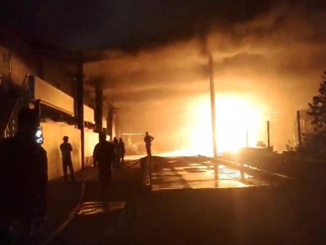 fire-breaks-out-at-lubricant-oil-factory-in-pithampur:2-injured-including-tanker-driver;-blaze-doused-after-four-hours,-cause-unknown