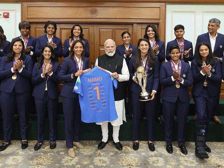 watch-|-pm-modi-meets-world-champion-women’s-team:asked-harmanpreet-–-‘why-did-you-keep-the-ball-after-victory?’;-gets-curious-about-deepti’s-‘hanuman-ji’-tattoo