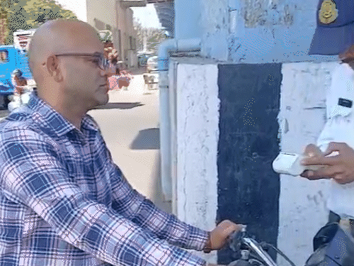 helmet-enforcement-drive-in-5-major-cities-of-mp:100-traffic-personnel-deployed-at-20-intersections-in-bhopal;-fine-receipts-issued-via-pos-machines