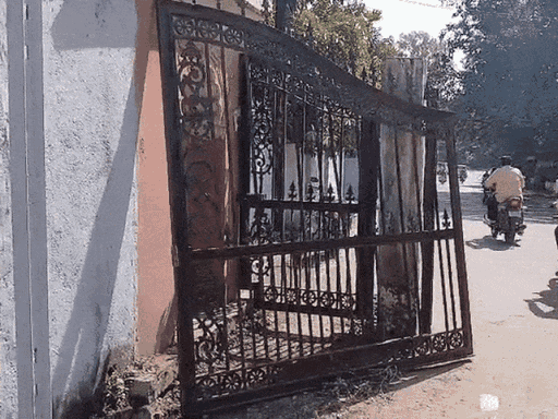 elderly-man-dies-as-iron-gate-collapses-in-dhar-collectorate:7-people-lifted-heavy-door;-victim-succumbs-to-severe-head-injuries