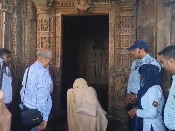 lawyer-who-threw-shoe-at-cji-returns-to-delhi:petitioner-rakesh-dalal-performs-kirtan-at-jabari-temple,-alleges-asi-obstructed-rituals