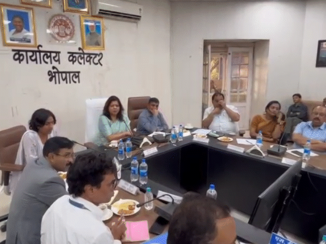 30%-forms-distributed-for-sir-survey-in-bhopal::sdms,-tehsildars-join-field-work;-election-commission-director-criticizes-low-mapping-on-blo-app