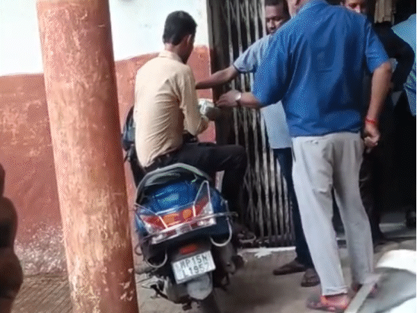 blood-trafficking-racket-exposed-at-jabalpur-medical-college:ward-boys-brokers-caught-on-camera-striking-deals-with-patients;-dean-warns-of-action