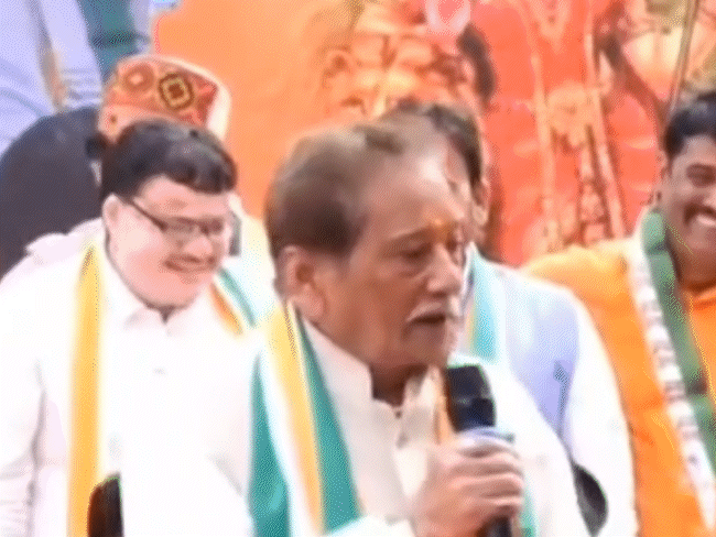 bjp-veteran-satyanarayan-sattan-mocks-new-ministers-from-stage:takes-humorous-jibe,-‘those-who-once-lived-on-sev-parmal-now-roam-in-government-vehicles-with-sirens-blaring’