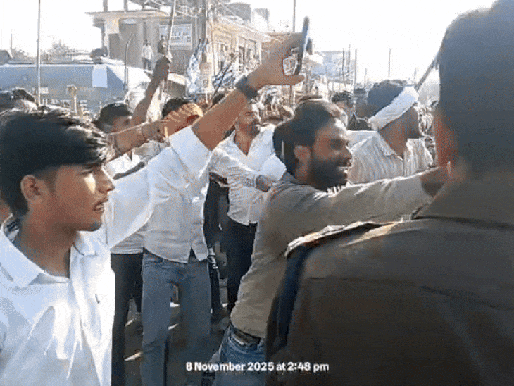 clash-erupts-between-bhim-army-and-hindu-groups:3-injured-in-datia-stone-pelting;-police-use-lathicharge-and-water-cannons-to-control-violent-crowd