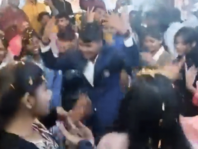 world-champion-kranti-gaud-returns-to-mp:celebrated-with-bhojpuri-songs;-dance,-fireworks,-roadshow-across-chhatarpur-hometown