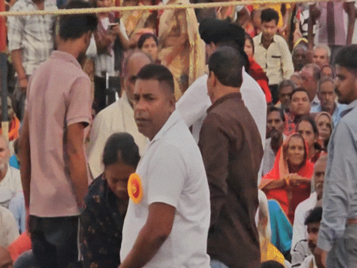 unwashed-for-50-years,-‘miracle-blanket’-still-worshipped-for-healing:chhindwara’s-self-styled-healer-treats-patients-with-cloth;-grew-up-herding-cattle,-never-attended-school