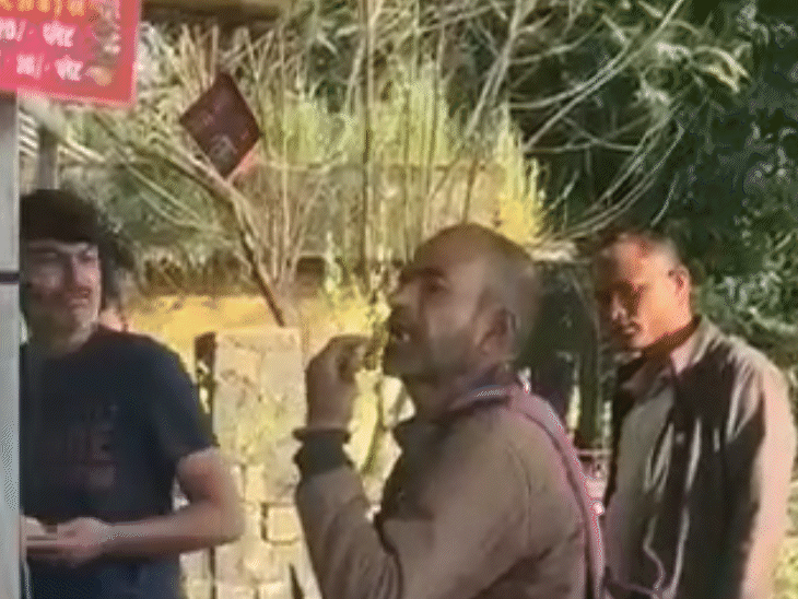youth-in-jabalpur-kisses-cobra-during-stunt:snake-bites-him-twice;-police-and-forest-teams-rescue-the-youth-after-long-and-risky-operation
