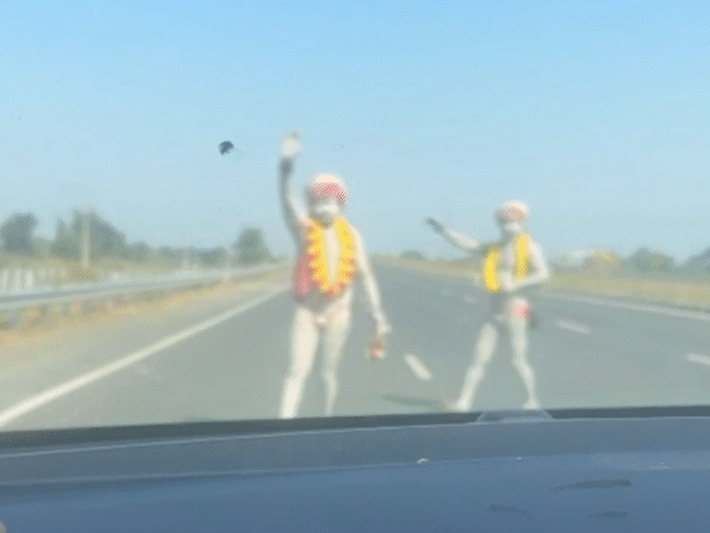 family-robbed-by-fake-sadhus-on-shajapur-highway:posed-as-holy-men,-miscreants-stop-car,-snatch-gold-jewellery-from-women-travelling-for-wedding