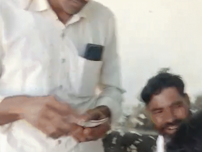 ‘i-beg-you,-panditji,-i’ve-no-money’:farmer-pleads-for-fair-price-of-fertiliser-at-morena-distribution-centre;-hidden-camera-exposes-black-marketing-network