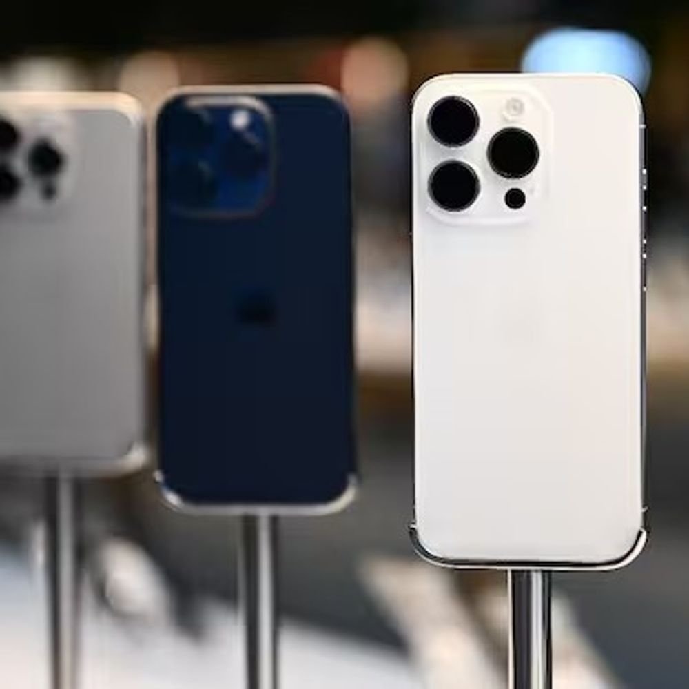 india-breaks-another-record-in-smartphone-exports:the-overseas-sales-hit-record-₹21,274-crore-in-october,-led-by-apple,-tata,-and-samsung