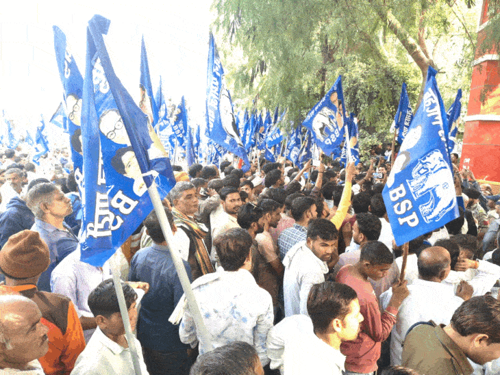 bsp-stages-protest-at-bhind-collectorate-office:party-submits-and-later-withdraws-memorandum,-raises-slogans-demanding-collector’s-presence-and-criticising-administrative