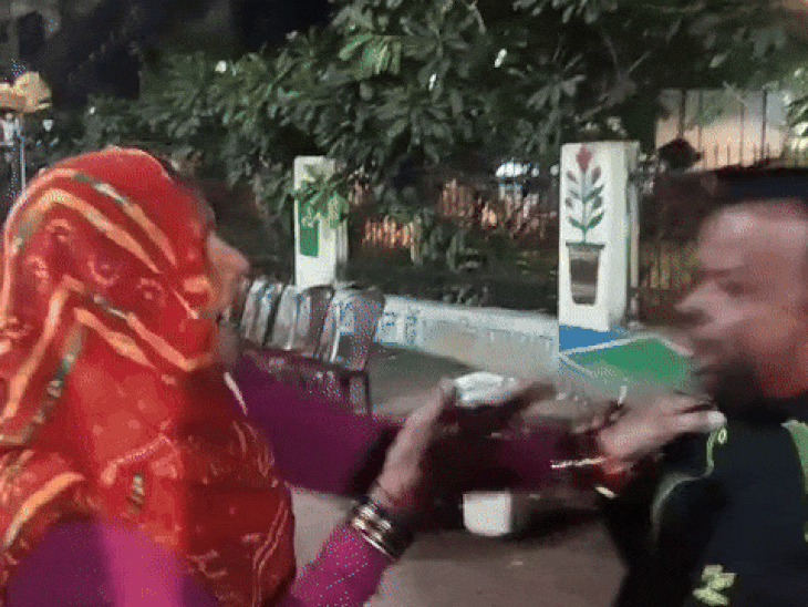 blood-brokering-racket-exposed-in-chhatarpur:broker-takes-₹5,000,-patient’s-wife-beats-him-outside-hospital;-video-goes-viral