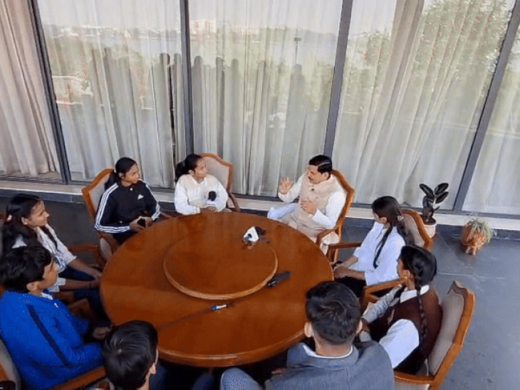 cm-mohan-yadav-shares-childhood-memories-with-students:says-he-once-sat-on-sacks-in-rented-classrooms,-now-wants-every-child-to-access-quality-education