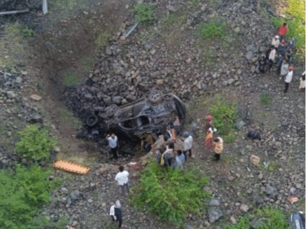car-falls-into-forge,-5-killed:accident-on-delhi–mumbai-expressway-in-ratlam;-15-year-old-among-dead