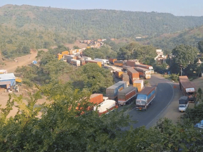 massive-15-hour-gridlock-at-mp-maharashtra-border:3-km-long-traffic-jam-on-either-side-at-sendhwa’s-bijasan-ghat;-police-struggle-to-control-chaos