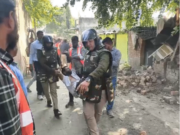 family-resists-encroachment-drive-with-self-harm-threats:police-intervene-in-indore-as-youth-climbs-pole;-woman-threatens-suicide-during-eviction-action