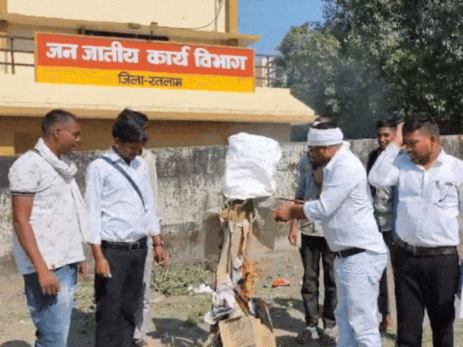 tribals-in-ratlam-protest-government-insult:officials-apologise-after-lord-birsa-munda-was-wrongly-referred-to-as-‘gunda’-in-official-letter