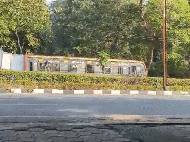 city-bus-catches-fire-in-bhopal,-smoke-engulfs-moving-vehicle:driver-conductor-jump-to-safety,-passengers-evacuated-safely;-authorities-begin-probe
