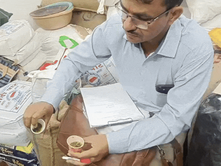 1300-kg-colored-saunf,-khuskhus-seized-in-indore:officers-seal-siyaganj-warehouse-after-finding-tainted-spices-risking-health-of-city-consumers