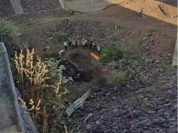 car-skids-into-gorge-at-150-kmph,-5-die:family-from-up’s-balrampur-was-returning-from-wedding;-vehicle-seen-out-of-control-flying-off-road