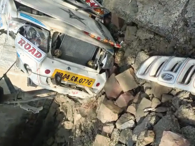 woman-dies-as-pickup-truck-overturns-in-vidisha,-15-injured:10-critically-injured,-including-children;-devotees-were-heading-back-from-karila-dham