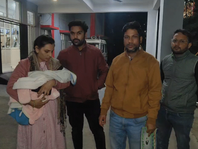 indore-doctor-administers-expired-vaccine-to-2.5-month-old-baby:assaults-and-threatens-parents-for-objecting;-throws-them-out-of-hospital