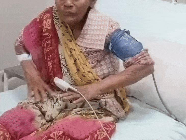 pothole-ridden-indore–khandwa-highway-triggers-airlift-of-elderly-woman:doctors-cited-severe-spine-risk-on-damaged-route,-political-backing-expediting-transfer-to-ssh,-indore