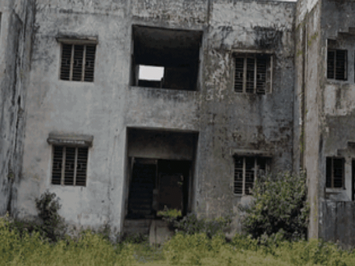 where-police-fear-staying,-bhaskar-investigates-all-night:haunted-claims-leave-surkhi-quarters-vacant-for-22-years;-locals-say-ghosts-reside-in-the-abandoned-buildings