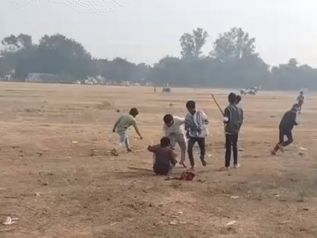dalit-youth-beaten-barely-half-a-kilometre-from-police-station:5-men-assault-victim,-his-friend-with-sticks-in-narmadapuram;-flee-after-threatening-bystanders