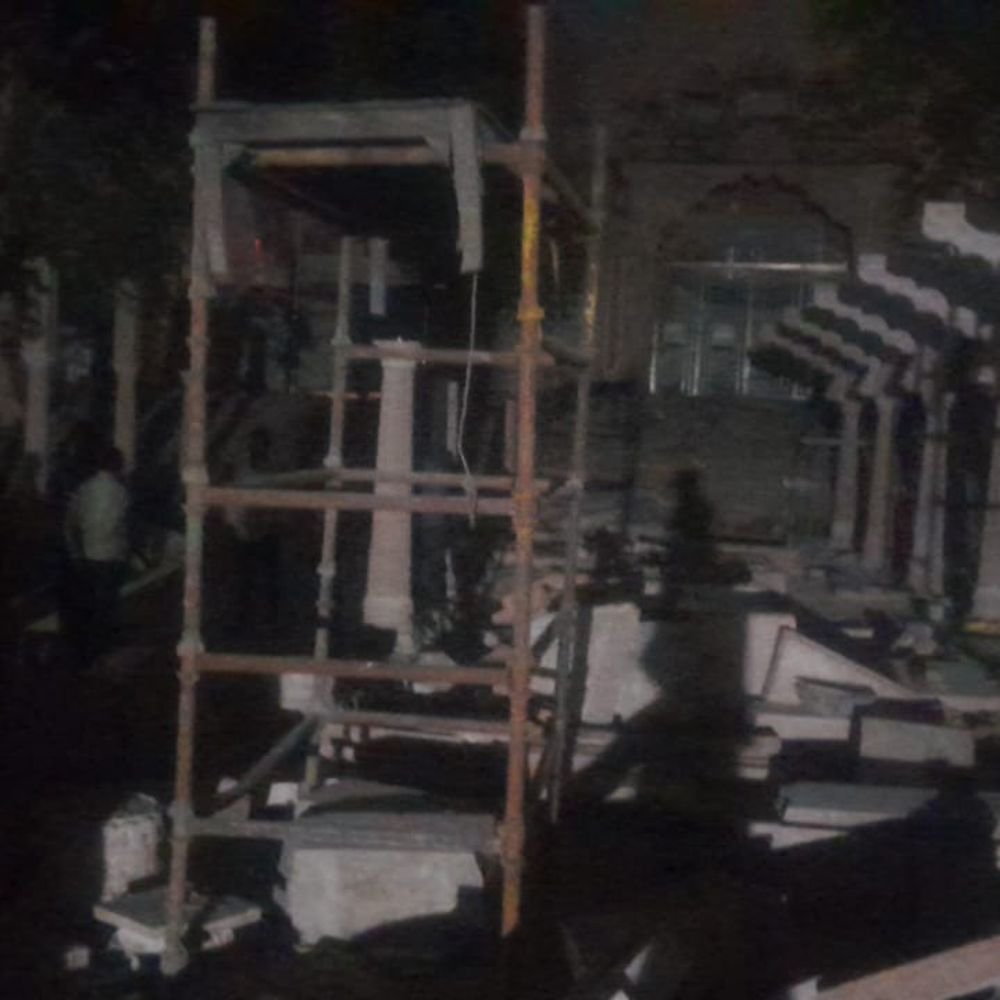 8-pillars-of-datia’s-pitambara-shakti-peeth-main-gate-collapse:explosion-like-sound-heard;-evening-prayer-was-underway-in-the-temple
