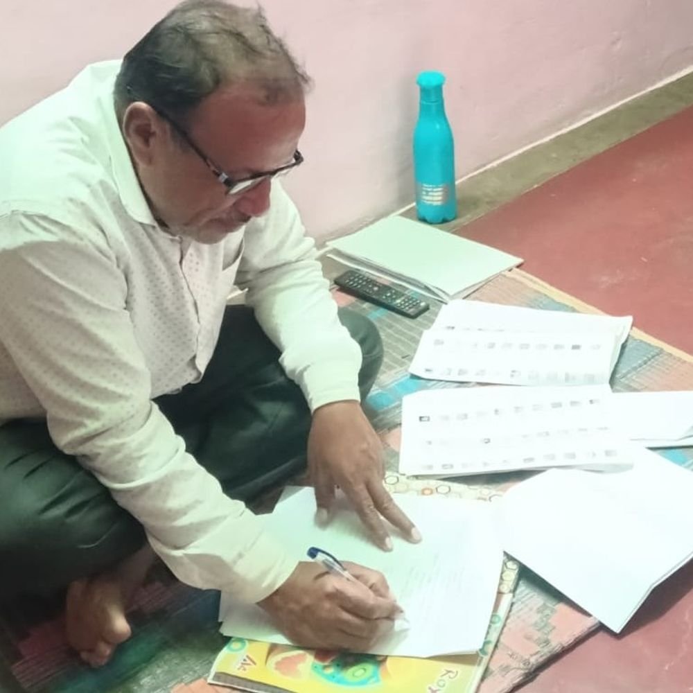 two-blos,-one-patwari-suspended-for-negligence-in-sir:district-election-officer-issues-notices-to-aero,-8-blos-and-supervisors