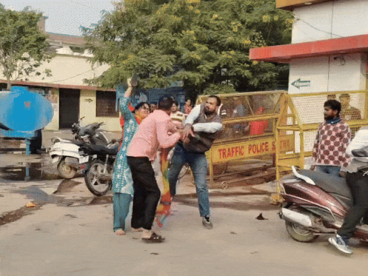asi-husband-caught-with-another-woman:wife-chases-his-car,-beats-him-with-slipper-at-satna-district-hospital;-video-goes-viral