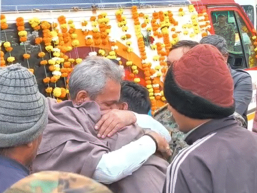 tribute-march-in-balaghat-for-inspector-killed-in-naxal-encounter:family-breaks-down-in-grief;-funeral-to-take-place-in-native-village