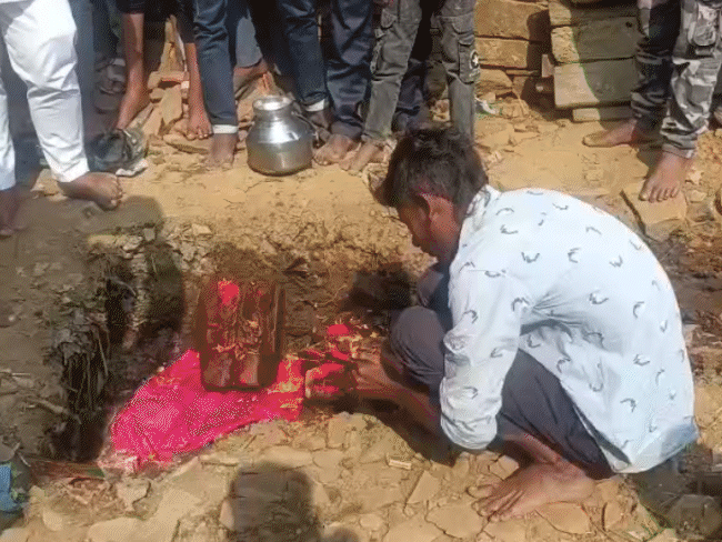 ram-sita-idols-found-during-excavation-on-mosque-land-in-sagar:devotees-worship-the-deity,-construction-work-stopped;-sdm-informs-archeological-dept