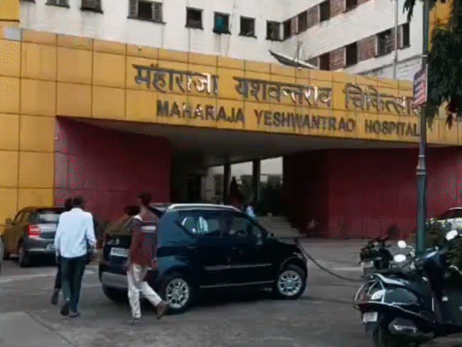 baby-suffers-brain-bleed,-waits-hours-outside:8-month-old-girl-kept-in-ambulance-in-indore-after-referral-from-khandwa-with-no-ventilator-available