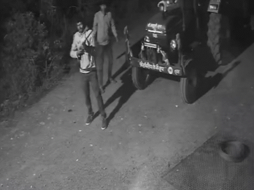 cctv-captures-armed-miscreants-in-mandsaur-trying-to-steal-tractor:2-stand-guard-while-one-starts-vehicle;-fired-shots-after-family-saw-them