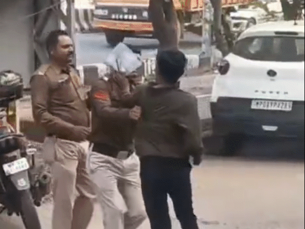 bhopal-head-constable-beats-man-over-₹250:kicks-scooter-service-center-employee-to-ground-while-4-other-policemen-watch