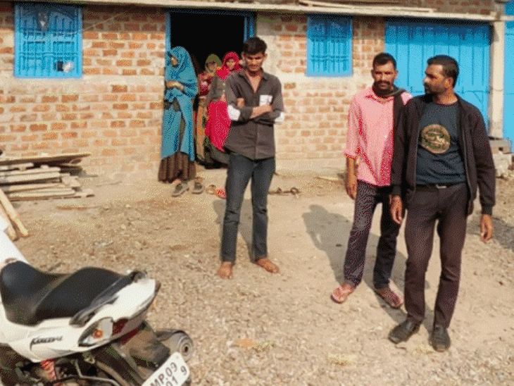 suspended-jhabua-teacher-dies-after-severe-stress:family-and-colleagues-allege-excessive-workload-and-lack-of-support-led-to-fatal-cardiac-arrest