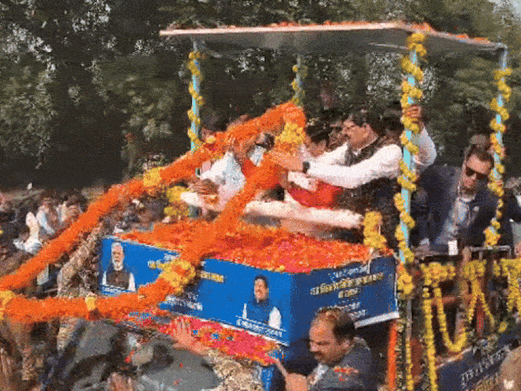 ‘hum-to-doobe-hain-sanam,-tumhe-bhi-le-doobenge’:shivraj-takes-jibes-at-congress,-says-party’s-downfall-has-begun,-addresses-public;-claiming-‘no-difference-between-shiv-mohan’