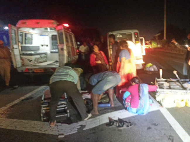vehicle-carrying-pilgrims-from-mp-rams-into-truck-in-andhra:4-dead,-five-injured;-were-en-route-from-puri-to-srisailam