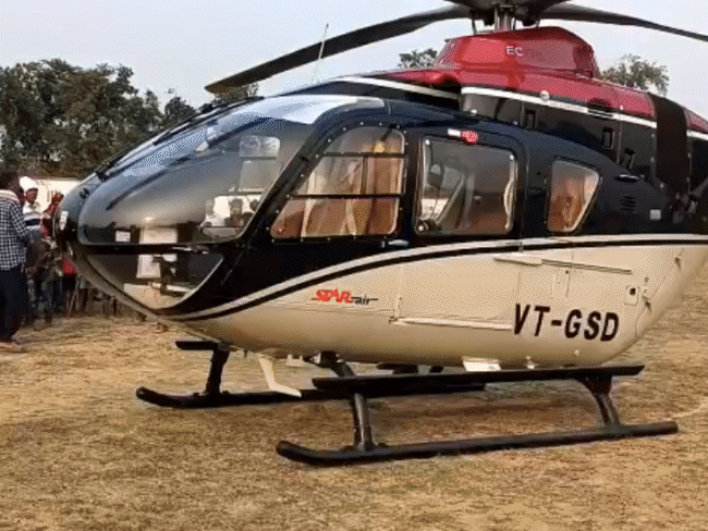 helicopter-from-banaras-to-jabalpur-makes-emergency-landing:pilot-brings-aircraft-down-safely-in-a-school-ground-as-villagers-gather-around-and-click-selfies