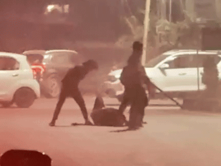 man-assaulted-with-sticks-in-bhopal-street-video:3-miscreants-beat-him-till-victim-fainted,-flee-when-bystanders-intervened;-accused-arrested