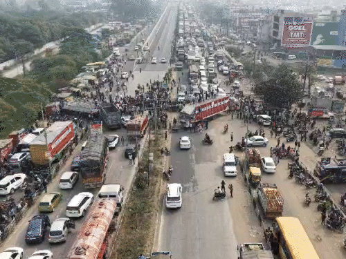 massive-public-outrage-in-mandideep-over-child-rape:thousands-of-vehicles-stuck-for-14-km-on-national-highway;-police-search-for-absconding-accused